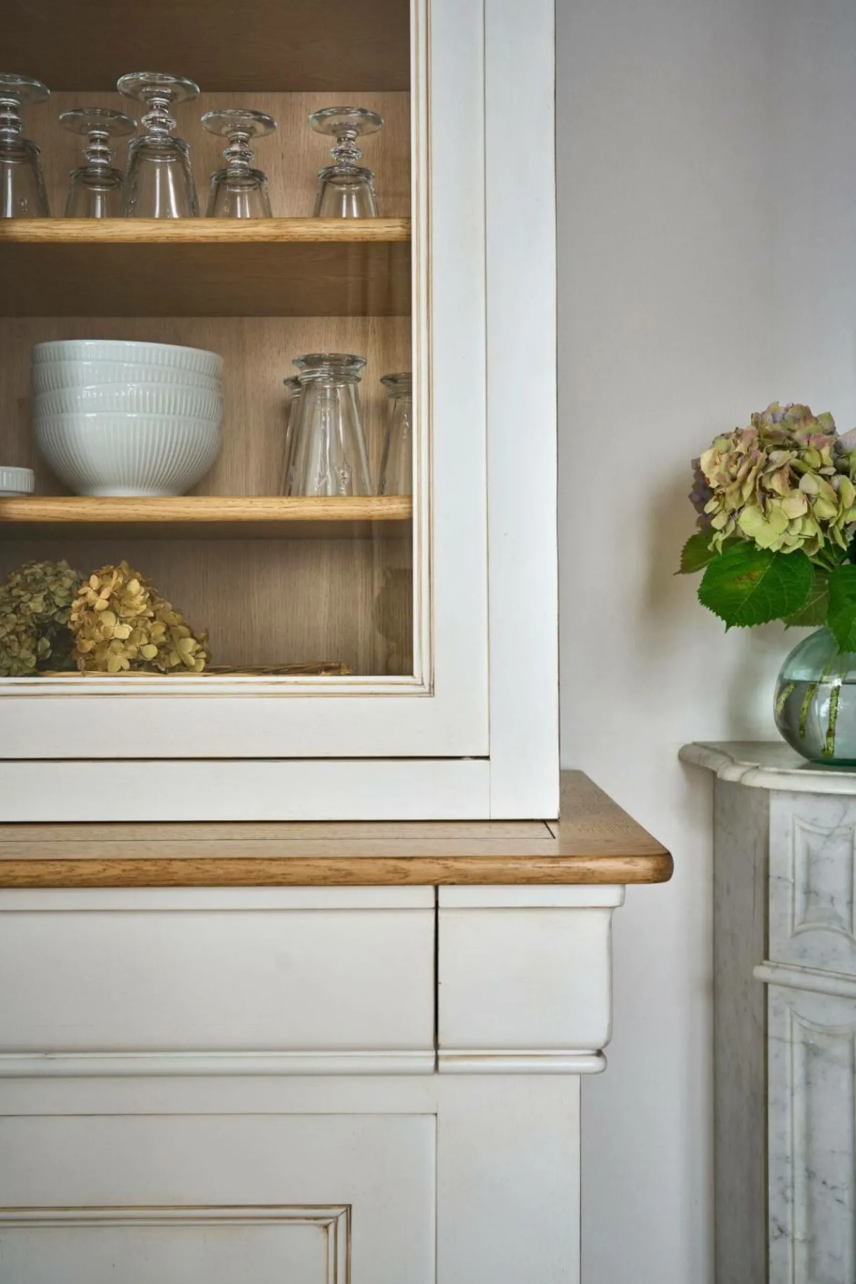 Meubles Vitrines>Camif Buffet vaisselier bois massif 6 portes 3 tiroirs Embellie - Blanc