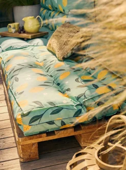 Poufs, Poires Et Coussins De Sol|Poufs, Poires Et Coussins De Sol></noscript>Camif Dossier coussin palette recyclé Heva - Citronnade